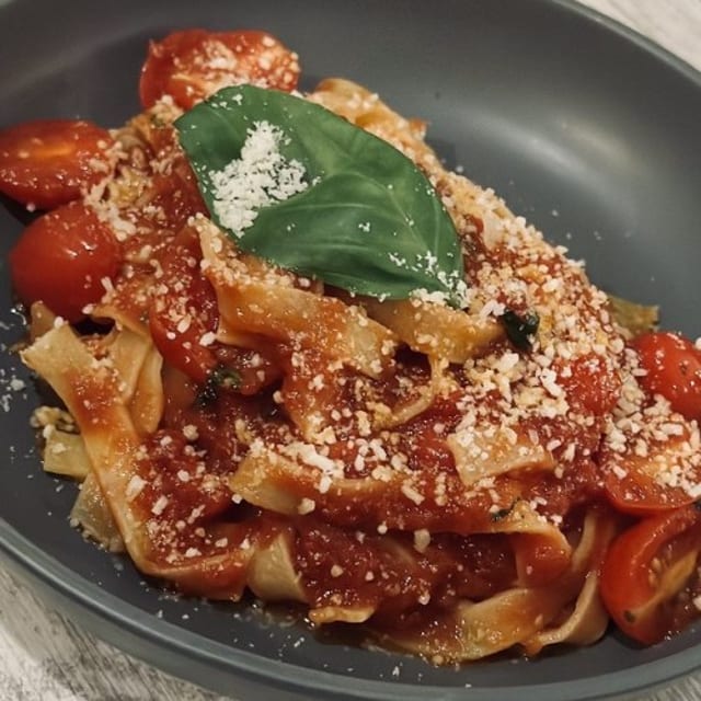 Fettuccine Al Pomodoro E Basilico.